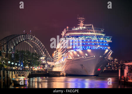 Sydney, Australie - Novembre 7, 2015 : croisière Costa Luminosa navire amarré au terminal de passagers internationaux de Sydney Banque D'Images