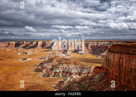 Bien les pauses et les nuages au-dessus de ces terres éloignées à Hopi spectaculaire Ha Ho No Geh Canyon dans Coconino county, Arizona. Banque D'Images