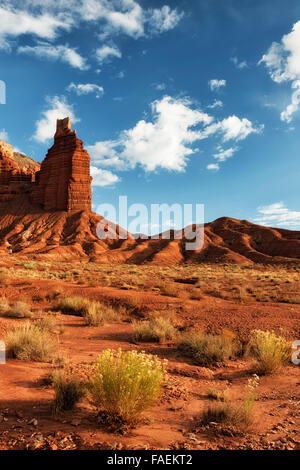 La fin de l'après-midi nuages passent sur le pilier de grès appelé Chimney Rock en Utah's Capitol Reef National Park. Banque D'Images