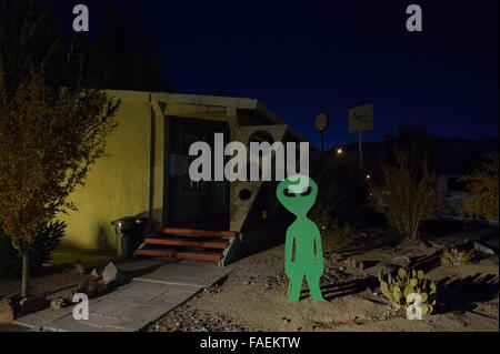 Un extraterrestre vert en face de l'Atomic Inn Motel, Beatty NV Banque D'Images