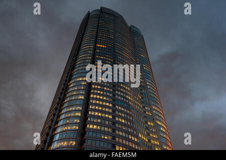 Bâtiment de bureaux contre Ciel d'orage, Banque D'Images