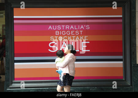 Sydney, Australie. 28 décembre 2015. Traditionnellement, juste après Noël de Boxing Day, il y a des gros rabais offerts par de nombreux magasins, qui peut attirer les foules. Sur la photo : vente au magasin Myer sur Market Street. Crédit : Richard Milnes/Alamy Live News Banque D'Images