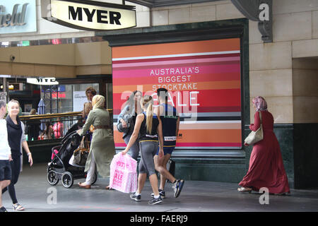 Sydney, Australie. 28 décembre 2015. Traditionnellement, juste après Noël de Boxing Day, il y a des gros rabais offerts par de nombreux magasins, qui peut attirer les foules. Sur la photo : vente au magasin Myer sur Market Street. Crédit : Richard Milnes/Alamy Live News Banque D'Images