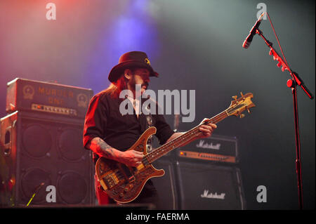 Düsseldorf, Allemagne. 30Th Nov, 2010. Chanteur et bassiste du groupe britannique Motörhead, Ian "Lemmy" Kilmister, joue sur sa guitare pendant un concert live de la bande à l'endroit de Philipshalle Duesseldorf, Allemagne, le 30 novembre 2010. Photo : Revierfoto/dpa/Alamy Live News Banque D'Images