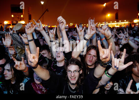 Nuerburg, Allemagne. 09Th Juin, 2012. Fans cheer pendant le concert du groupe Motorhead au Rock am Ring Festival de musique près de Nuerburg, Allemagne, 02 juin 2012. Autour de 85 000 personnes sont attendues pour le festival de trois jours avec quelques bandes de 85 l'exécution. Photo : THOMAS FREY/dpa/Alamy Live News Banque D'Images