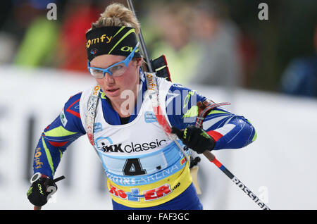 Gelsenkirchen, Allemagne. 28 Dec, 2015. La biathlète française Marie Dorin-Habert en action au cours de la 14e Coupe du Monde Team Challenge (WTC) à la Veltins-Arena de Gelsenkirchen, Allemagne, 28 décembre 2015. PHOTO : FRISO GENTSCH/DPA/Alamy Live News Banque D'Images