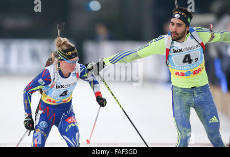 Gelsenkirchen, Allemagne. 28 Dec, 2015. Les biathlètes français Marie Dorin-Habert et Martin Fourcade en action au cours de la 14e Coupe du Monde Team Challenge (WTC) à la Veltins-Arena de Gelsenkirchen, Allemagne, 28 décembre 2015. PHOTO : FRISO GENTSCH/DPA/Alamy Live News Banque D'Images