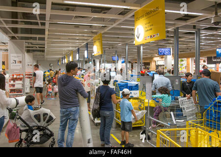 Jusqu'à commander magasin de meubles IKEA d'attente à Rhodes shopping centre à Sydney, Nouvelle-Galles du Sud, Australie Banque D'Images