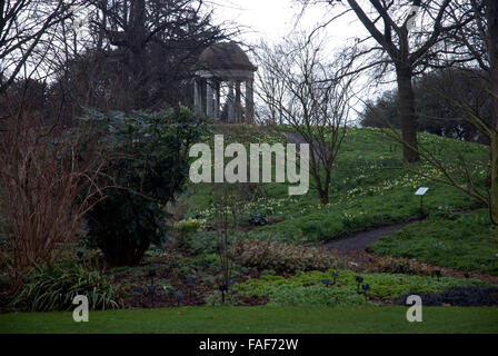 Temple d'Éole et Woodland Garden Kew Gardens London England UK Banque D'Images