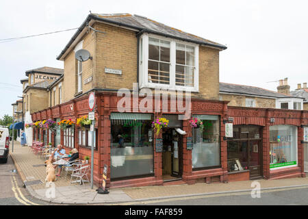 Lilys café et boutique dans le vieux frères Watson ou magasins corner shop dans le village de la mer Île de Wight, Royaume-Uni. Banque D'Images