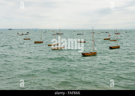 Petits dériveurs amarrés dans la mer au large de la mer Île de Wight UK sur l'image Banque D'Images