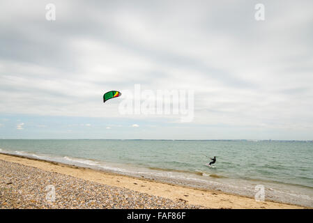 Un kitesurf kite surfer sur la mer sur l'île de Wight UK sur l'image Banque D'Images