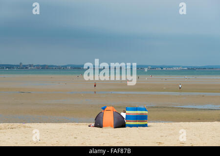 La plage de Ryde, Isle of Wight à marée basse avec une grande étendue de sable et de la plage abrite en été Banque D'Images