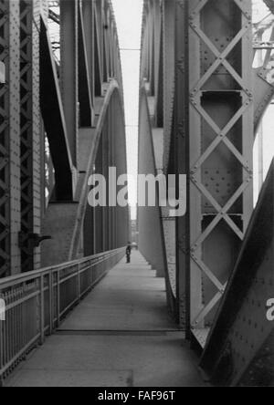 Blick durch die der Stahlkonstruktion dans Hohenzollernbrücke Köln, Deutschland 1920er Jahre. Voir à travers les arcs en acier du pont Hohenzollernbruecke à Cologne, Allemagne 1920. Banque D'Images