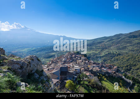 Vue du volcan Etna d'un petit village sicilien Banque D'Images