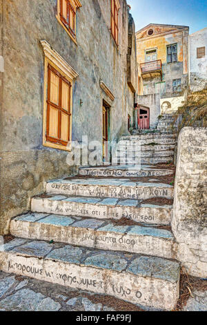 Étapes avec des phrases de sagesse à la ville haute (Chorio) de l'île de Symi, Grèce Banque D'Images