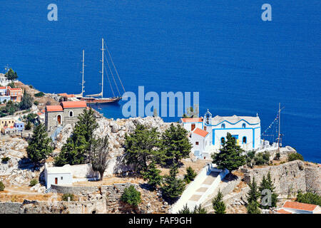 Les églises au-dessus du port de Symi, Grèce Banque D'Images