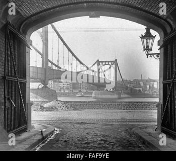 Blick von einem der alten Tor Markthalle auf die Hindenburgbrücke und das Rheinufer dans Köln Deutz, Deutschland 1920er Jahre. Vue depuis une porte de l'ancienne halle à l'Hindenburgbruecke bridge et la rive de Deutz à Cologne, Allemagne 1920. Banque D'Images