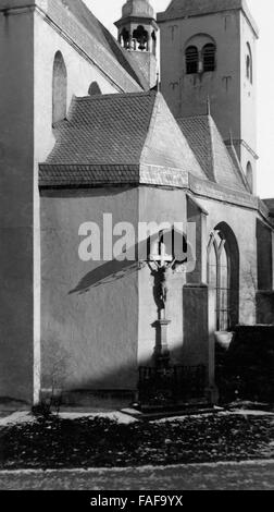 Außenmauer der Turm und Kirche alt St. Heribert dans Köln Deutz, Deutschland 1920er Jahre. Mur et beffroi de l'église Saint Heribert's à la Cologne Deutz, l'Allemagne des années 20. Banque D'Images