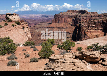 Shafer Canyon Overlook, paysage érodé, formations rocheuses de l'île, dans le ciel, Canyonlands National Park, Utah, USA Banque D'Images