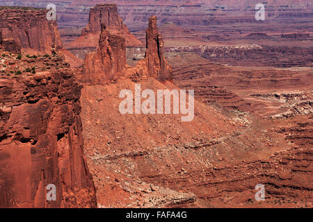 Vue de paysage érodé de Mesa Arch, formations rocheuses de l'île, dans le ciel, Canyonlands National Park, Utah, USA Banque D'Images