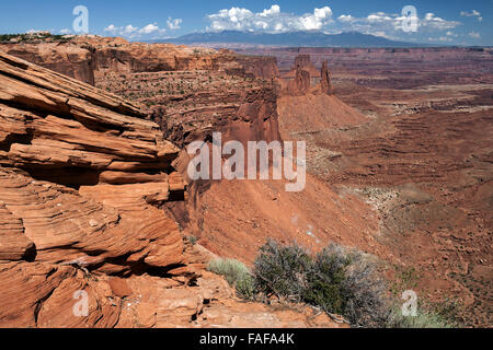 Vue de paysage érodé de Mesa Arch, formations rocheuses de l'île, dans le ciel, Canyonlands National Park, Utah, USA Banque D'Images