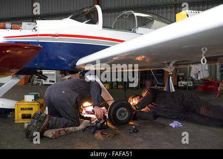 Entretien sur les roues et freins d'un Cars RV-9 kit construit des avions légers au Royaume-Uni Banque D'Images