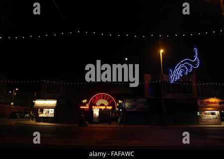 Nuit sur la Promenade centrale de commerces de restauration rapide et d'autre de Gaietys bar karaoké, illuminations de Blackpool, Royaume-Uni, 2013 Banque D'Images