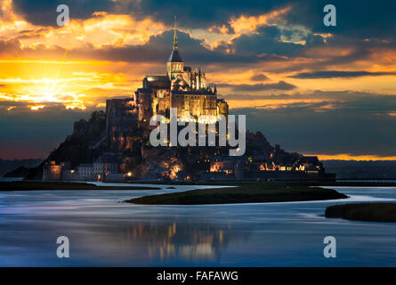 Le Mont-Saint-Michel au coucher du soleil, Normandie, Bretagne, France, Europe Banque D'Images