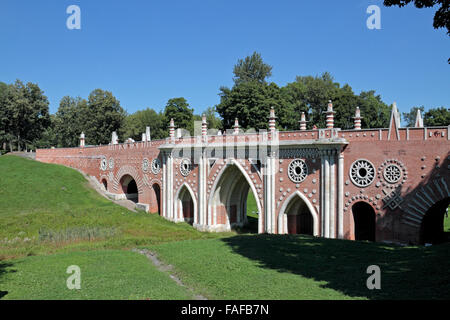 Le grand pont sur le ravin, également appelé le pont gothique, le parc Tsaritsyno, Moscou, Russie. Banque D'Images