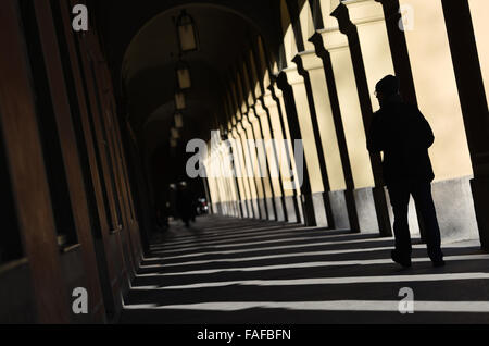 Munich, Allemagne. Dec 29, 2015. Un homme qui marche par temps chaud le long d'un passage d'arcade à l'Hofgarten à Munich, Allemagne, 29 décembre 2015. PHOTO : ANDREAS GEBERT/DPA/Alamy Live News Banque D'Images