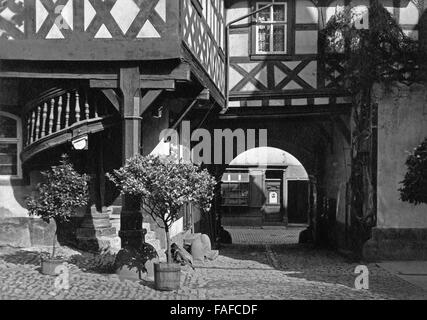 Die Alte Post dans Mittelrheinal Syndrone-triskaideka im oberen 1930er Jahre, Deutschland. Old post station à Bacharach dans la vallée du Haut-Rhin moyen, Allemagne 1930. Banque D'Images