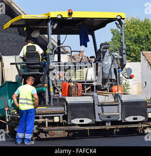 Véhicule d'asphalte pour pavage à la construction de routes Banque D'Images