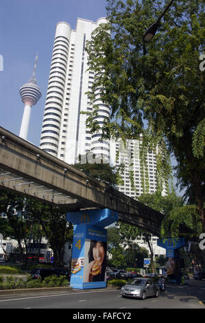 Macdonald's monorail sur la publicité à Kuala Lumpur, Malaisie Banque D'Images