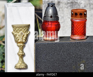 Lanternes sur les pierres tombales dans le cimetière public Banque D'Images