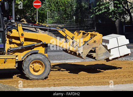 Chargeur avant travaille à la construction de routes Banque D'Images