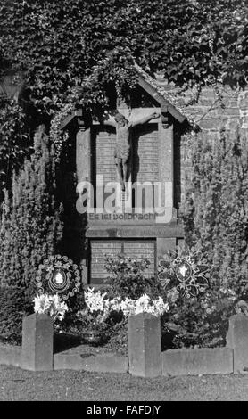 Für die Gefallenen Ehrenmal der beiden Weltkriege à trier, Deutschland 1950 er Jahre. Mémorial pour les soldats morts au combat de la première et la DEUXIÈME GUERRE MONDIALE Dans le village de Trier, Allemagne 1950. Banque D'Images