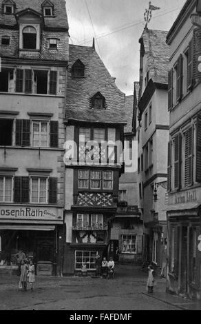 Die Geschäfte und von Joseph Anton Liell Räth dans Fachwerkhäusern auf dem Markt von Bernkastel an der Mosel, Deutschland 1930 er Jahre. Joseph Raeth et Anton Liell's boutiques dans maisons à colombages au marché principal de Bernkastel sur Moselle, Allemagne 1930. Banque D'Images