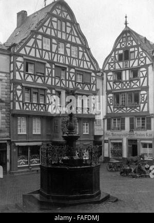 ""Villa Rügen und Brunnen mit dem Hutgeschäft Nikolaus von Rau Am Marktplatz à Bernkastel an der Mosel, Deutschland 1930 er Jahre. Fontaine et maisons à colombages et Nikolaus Rau's hat magasin au marché principal de Bernkastel sur Moselle, Allemagne 1930. Banque D'Images