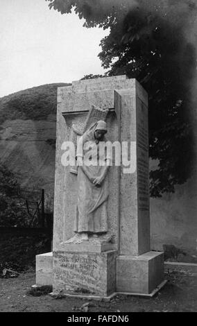 Ehrenmal für die in den Weltkriegen gefallenen Soldaten aus einem Stadtteil von Wolf, Traben Trarbach an der Mosel, Deutschland 1950 er Jahre. Mémorial pour les soldats morts au combat de la PREMIÈRE GUERRE MONDIALE ET LA DEUXIÈME GUERRE MONDIALE, de Wolf, une partie de Traben Trarbach sur Moselle, l'Allemagne des années 1950. Banque D'Images