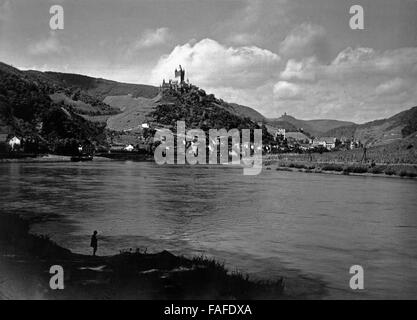 Blick auf die Reichsburg Cochem dans an der Mosel, Deutschland 1930 er Jahre. Vue de château Reichsburg Cochem sur au bord de la Moselle, Allemagne 1930. Banque D'Images