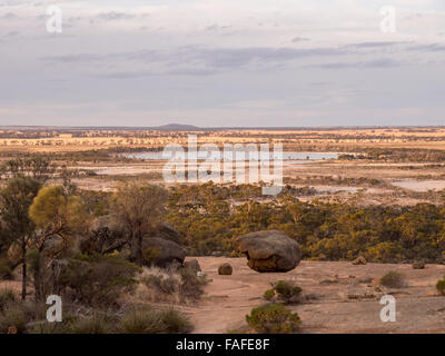 Vue sur le lac de magie et Kocurbin Rock du haut de Wave Rock, Hyden, Australie occidentale Banque D'Images