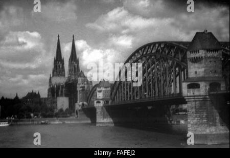 Der Hohe Dom und die zu Köln, Deutschland Hohenzollernbrücke 1930er Jahre. La cathédrale de Cologne et Hohenzollernbruecke pont au bord du Rhin, l'Allemagne des années 1930. Banque D'Images