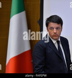 Rome, Italie. Le 29 décembre 2015. Nouvelle salle du Palais des groupes parlementaires de la Chambre des Députés , la conférence de la fin de l'année 2015 du premier ministre Matteo Renzi, dans la photo : Matteo Renzi. Credit : Silvia Lore/Alamy Live News Banque D'Images