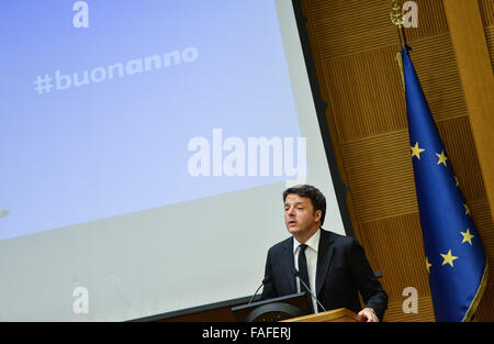 Rome, Italie. Le 29 décembre 2015. Nouvelle salle du Palais des groupes parlementaires de la Chambre des Députés , la conférence de la fin de l'année 2015 du premier ministre Matteo Renzi, dans la photo : Matteo Renzi. Credit : Silvia Lore/Alamy Live News Banque D'Images