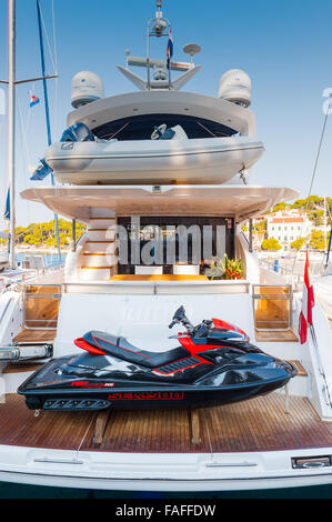 Superbe yacht avec jet ski dans le port de Hvar, Croatie, Dalmatie - Split, Europe Banque D'Images