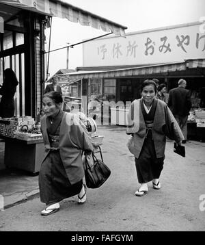 Zwei ältere Frauen auf dem Weg zum Markt au Japon, 1960 er Jahre. Deux dames d'un aîné sur leur chemin vers le marché au Japon, 1960. Banque D'Images