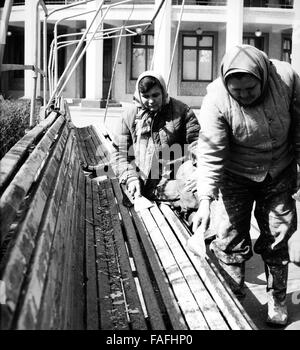 Frauen reinigen Bänke auf dem Flugplatz von Alma Ata en Kazakhstan, Sowjetunion, 1970er Jahre. Bancs de nettoyage des femmes à Alma-Ata, au Kazakhstan, l'Union soviétique, 1970. Banque D'Images
