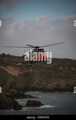 Falmouth, Royaume-Uni. Dec 29, 2015. Le Lézard, Falmouth et de sauvetage et de l'escadron 771 de Penlee au large de la station de sauvetage à Kilcobben Cove aujourd'hui. C'est peut-être la dernière fois que l'équipage d'exercer avec les équipes de recherche et de sauvetage à l'escadron de 771 RNAS Culdrose.Cornwall UK 29-12-2015 Crédit : Kathleen White/Alamy Live News Banque D'Images