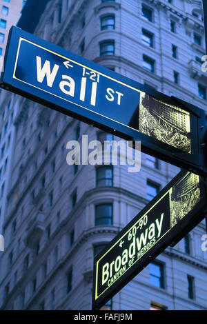 Panneau routier à Wall Street et Broadway dans Lower Manhattan, New York, USA Banque D'Images